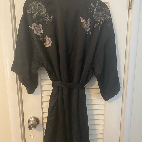 Limited Edition Victoria’s Secret Shanghai Robe - Picture 4 of 5